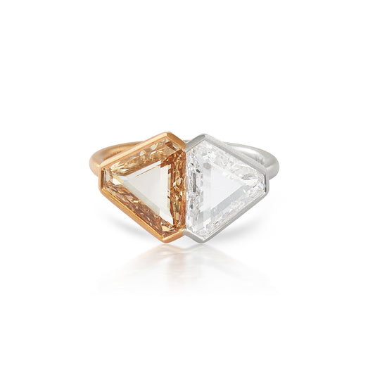 Quiet Gold Ring with triangle-cut diamonds