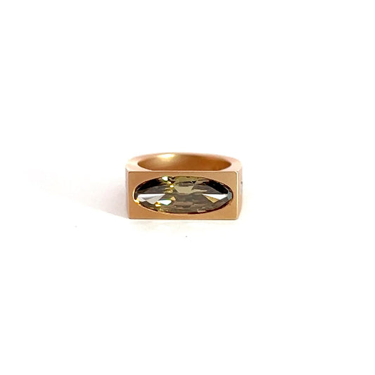 Quiet Gold Ring with brilliant cut diamonds