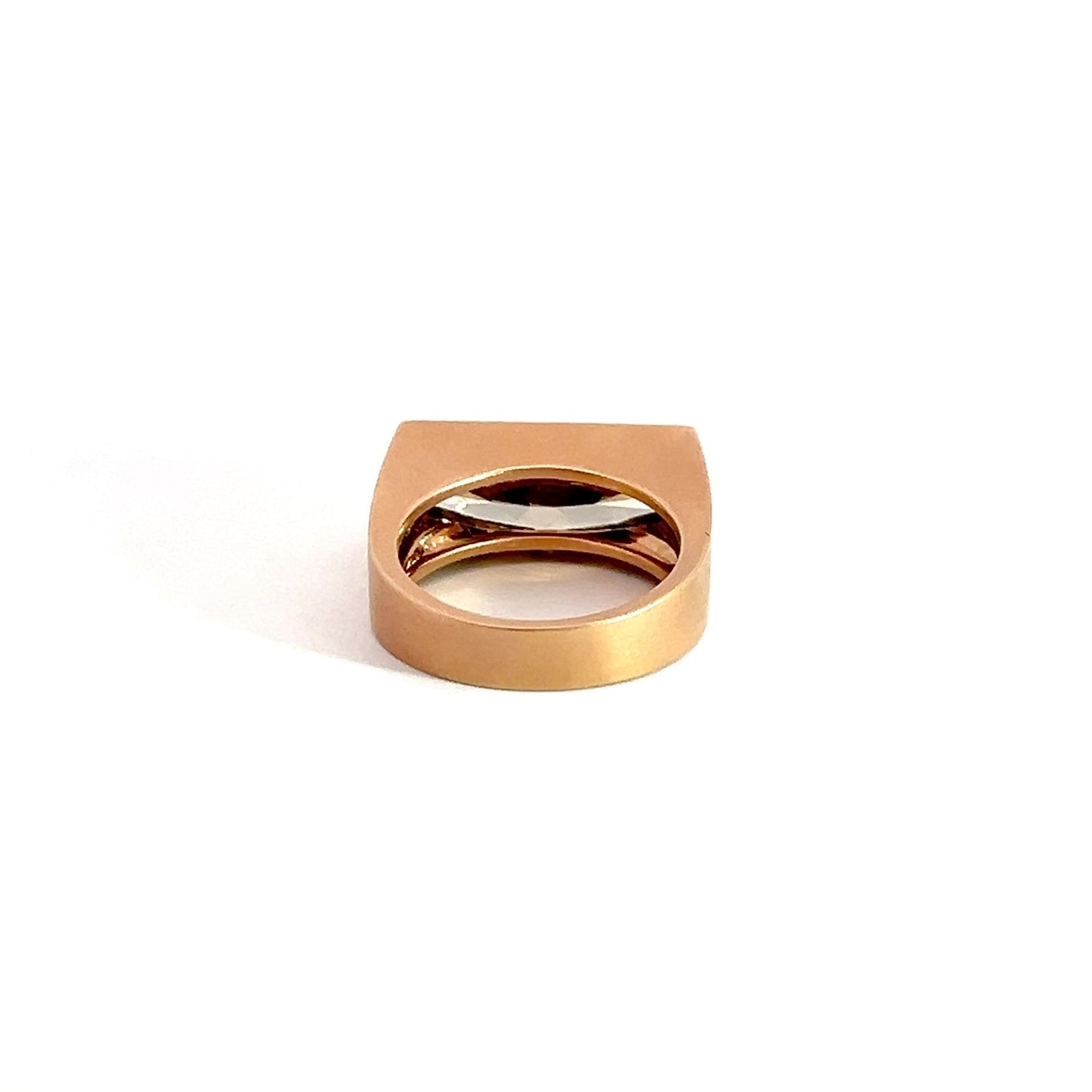 Quiet Gold Ring with brilliant cut diamonds