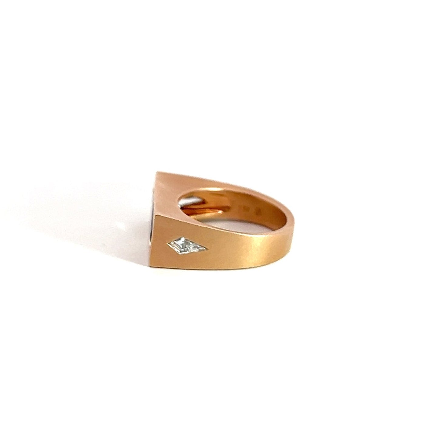 Quiet Gold Ring with brilliant cut diamonds