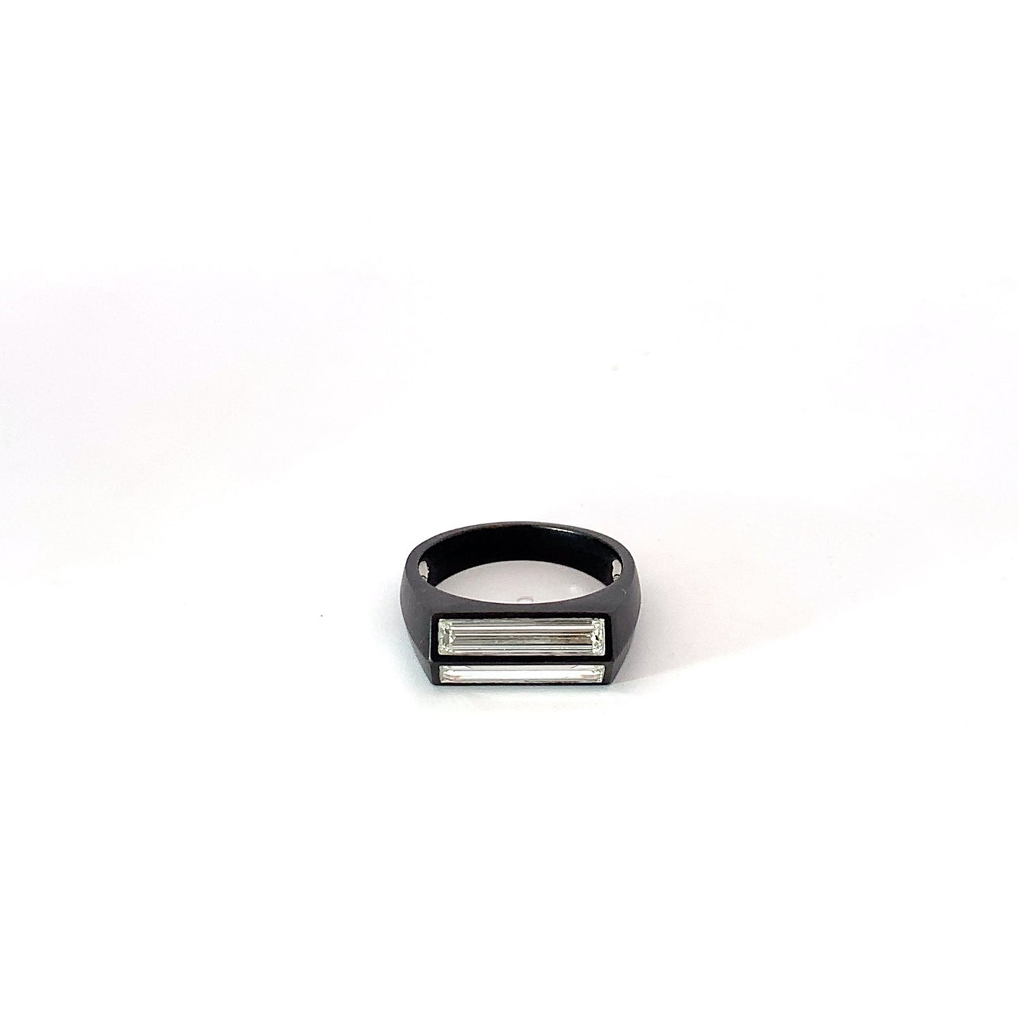 Quiet PLatinum Ring with baguette-cut diamonds