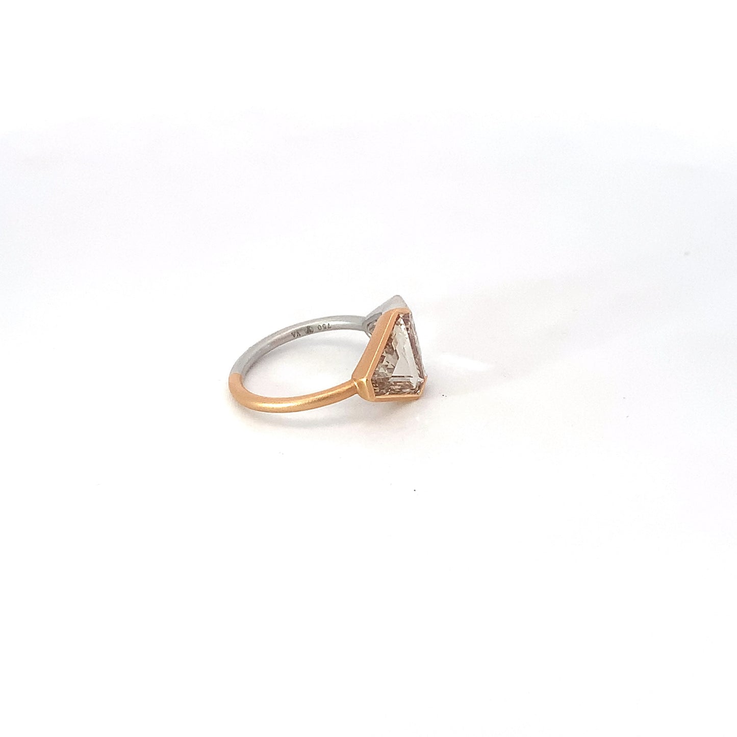 Quiet Gold Ring with triangle-cut diamonds