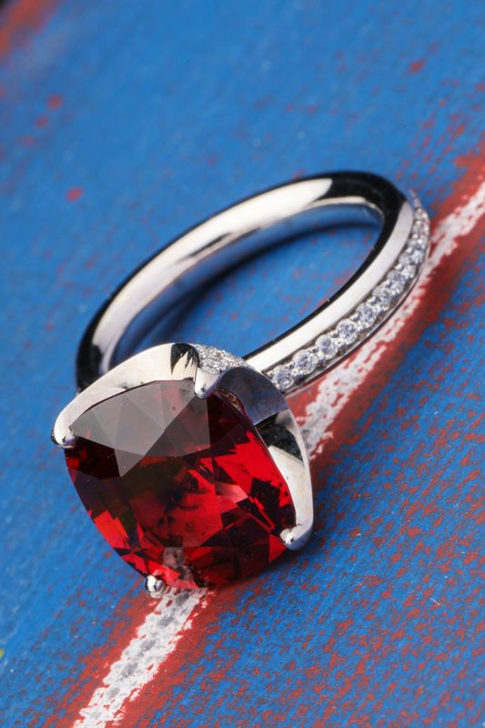 Gold ring with spinel and diamonds