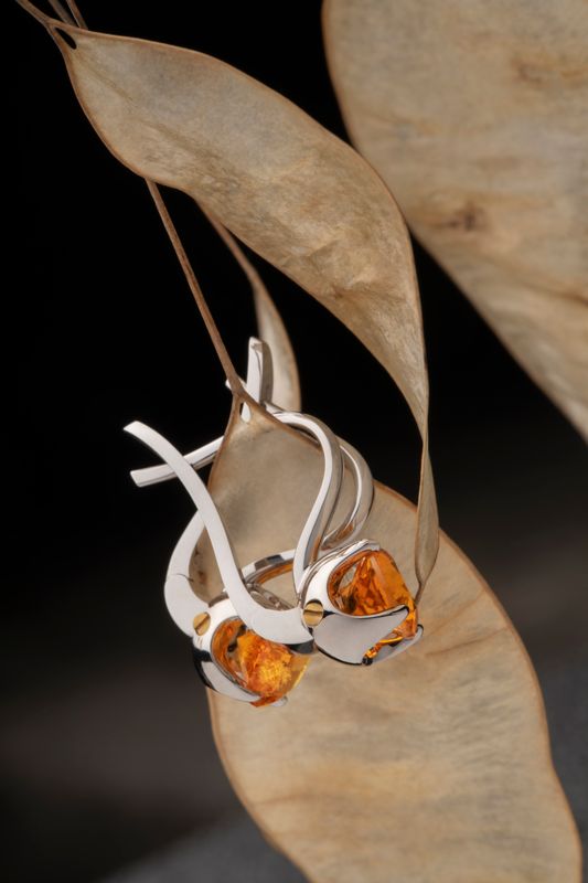 Gold earrings with spessartines