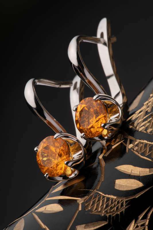 Gold earrings with spessartines